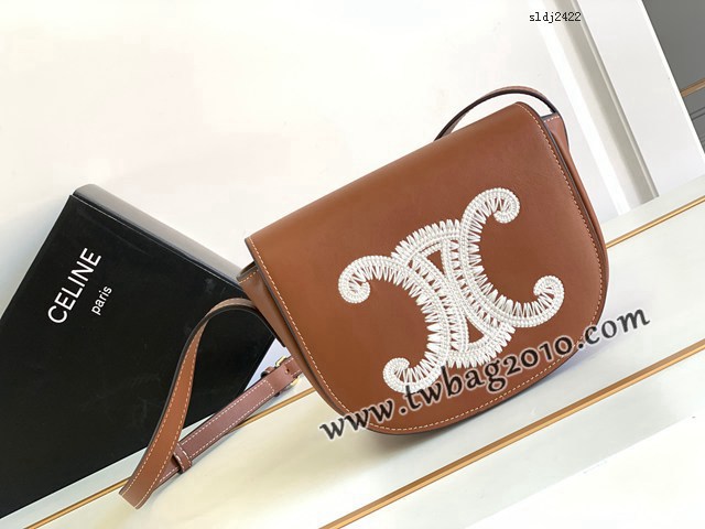 Celine專櫃23s早春系列CUIR FOLCO TRIOMPHE光滑牛皮革刺繡手袋 賽琳FOLCO刺繡馬鞍包 sldj2422