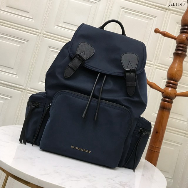 Burberry專門店新款大號The Rucksack軍旅背包 巴寶莉男士雙肩背包大書包 yxb1143
