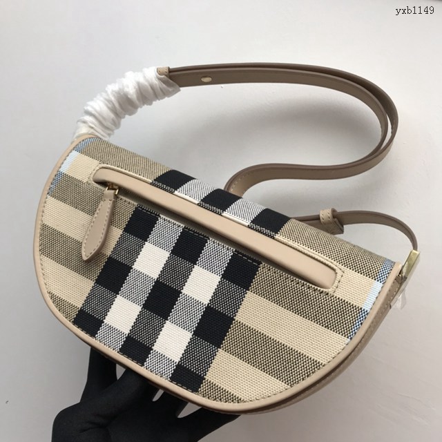 Burberry專門店新款時裝秀款弧形肩背包 巴寶莉格紋棉質帆布女士單肩斜挎包 yxb1149