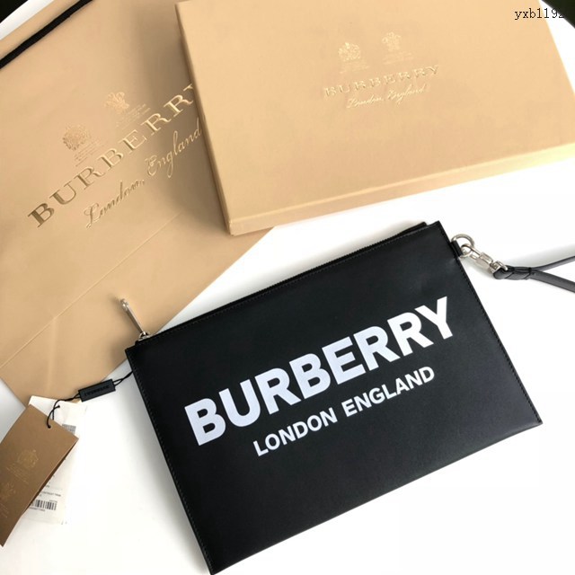 Burberry專門店新款徽標印花拉鏈收納袋 巴寶莉男士手拿包 yxb1192