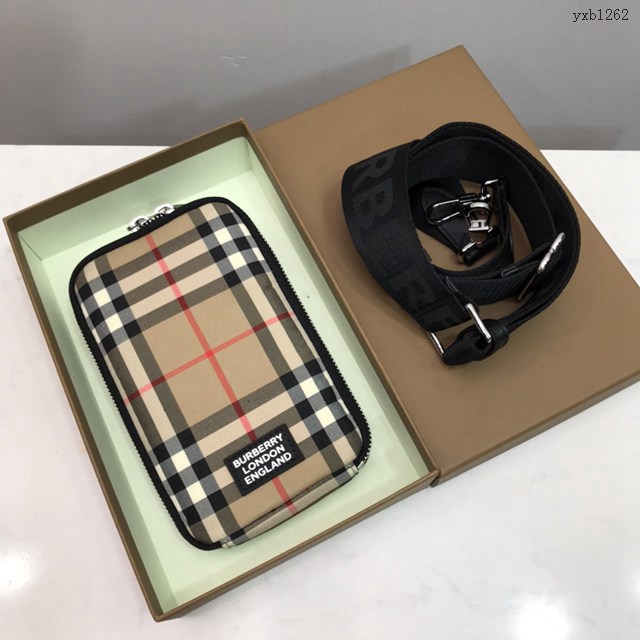 Burberry專門店新款粒紋皮革手機包保護套 巴寶莉手提袋 yxb1262