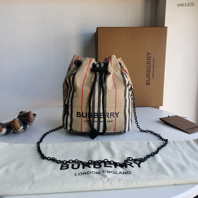 Burberry專門店新款鏈條收納小水桶包 巴寶莉經典休閒肩背女包 yxb1435