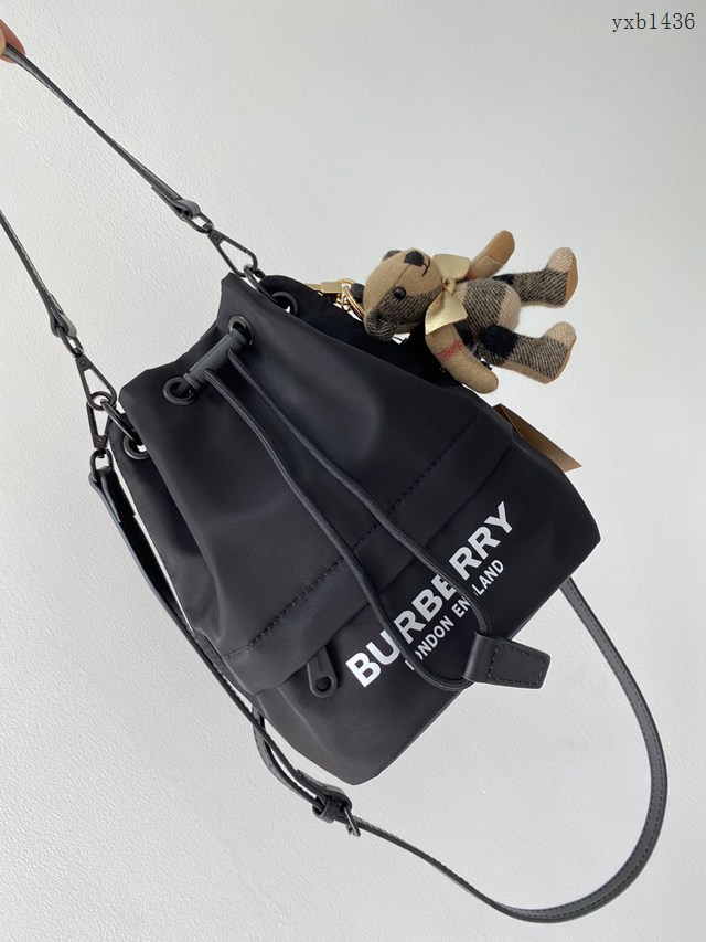 Burberry專門店新款皮肩帶收納小水桶包 巴寶莉經典休閒肩背女包 yxb1436