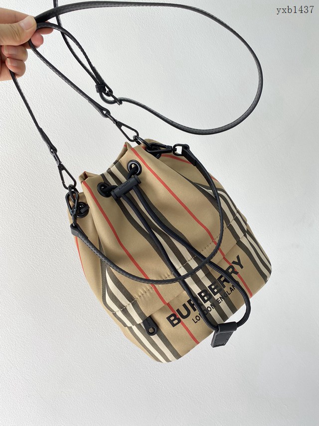 Burberry專門店新款皮肩帶收納小水桶包 巴寶莉經典休閒肩背女包 yxb1437