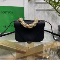 Bottega veneta高端女包 KF0021 寶緹嘉黑色荔枝紋肩背女包 BV2021新款V字蓋頭鏈條女包  gxz1337