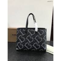 Burberry專門店新款特托包 巴寶莉經典TB圖案手提購物袋 yxb1071