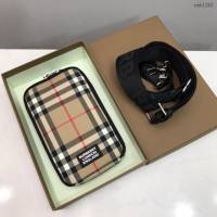 Burberry專門店新款粒紋皮革手機包保護套 巴寶莉手提袋 yxb1262