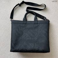 Burberry專門店新款郵差包 巴寶莉經典的Bt印花圖案手提肩背男包 yxb1396
