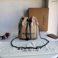 Burberry專門店新款鏈條收納小水桶包 巴寶莉經典休閒肩背女包 yxb1435