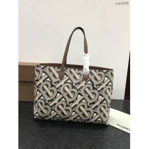 Burberry專門店新款特托包 巴寶莉經典TB圖案手提購物袋 yxb1070