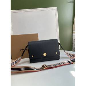 Burberry專門店新款粒紋皮革斜背包 巴寶莉單肩斜挎包 yxb1207