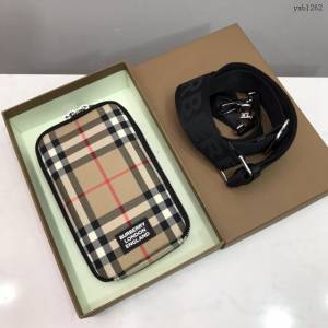 Burberry專門店新款粒紋皮革手機包保護套 巴寶莉手提袋 yxb1262