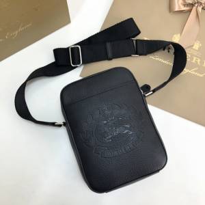 Burberry專門店新款柔軟牛皮斜背包 巴寶莉黑色皮革單肩斜挎男包 yxb1273