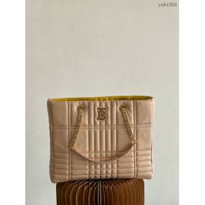 Burberry專門店新款羔羊皮絎縫購物袋 巴寶莉鏈條雙肩帶肩背女包 yxb1383