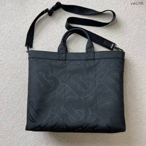 Burberry專門店新款郵差包 巴寶莉經典的Bt印花圖案手提肩背男包 yxb1396