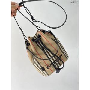 Burberry專門店新款皮肩帶收納小水桶包 巴寶莉經典休閒肩背女包 yxb1437