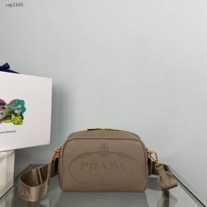Prada專櫃新款小號雕花logo斜跨包 1BH187 普拉達小牛皮休閒肩背女包 csp1676